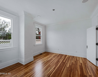 289 N Roscoe Boulevard - Photo Thumbnail 19