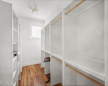 289 N Roscoe Boulevard - Photo Thumbnail 26