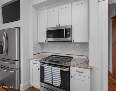 289 N Roscoe Boulevard - Photo Thumbnail 9