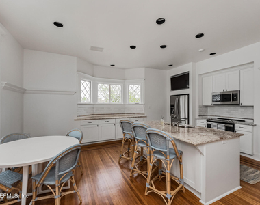 289 N Roscoe Boulevard - Photo Thumbnail 5
