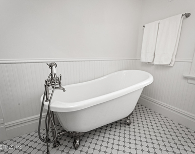 289 N Roscoe Boulevard - Photo Thumbnail 35