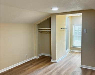 2738 Riverside Avenue - Photo Thumbnail 10