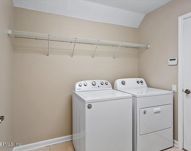 1212 Coghill Circle - Photo Thumbnail 13