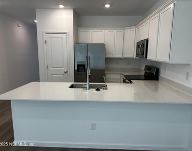 611 Holly Lakes Drive - Photo Thumbnail 9