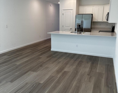 611 Holly Lakes Drive - Photo Thumbnail 7