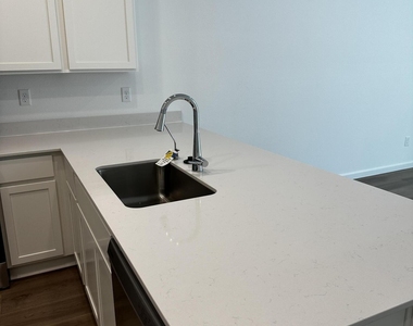 611 Holly Lakes Drive - Photo Thumbnail 10