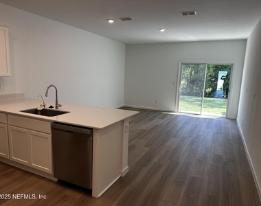 611 Holly Lakes Drive - Photo Thumbnail 4