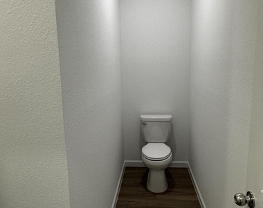 611 Holly Lakes Drive - Photo Thumbnail 14