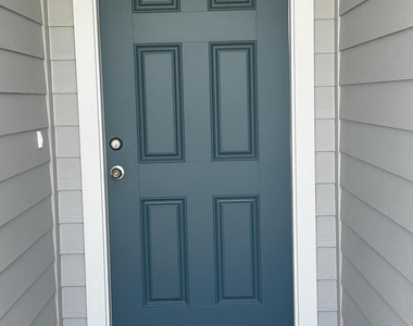 611 Holly Lakes Drive - Photo Thumbnail 2