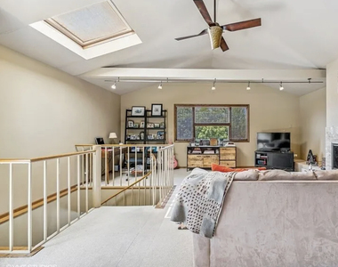 2837 N Southport Avenue - Photo Thumbnail 10