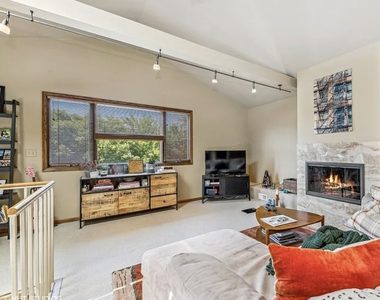 2837 N Southport Avenue - Photo Thumbnail 9