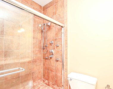 945 N Kingsbury Street - Photo Thumbnail 11