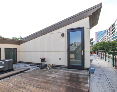 945 N Kingsbury Street - Photo Thumbnail 16