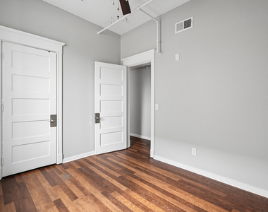 307 W 6th Street - Photo Thumbnail 12