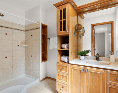 915 Hamlin Street - Photo Thumbnail 9
