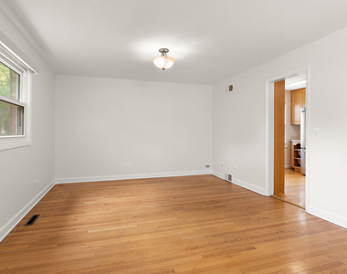 915 Hamlin Street - Photo Thumbnail 3