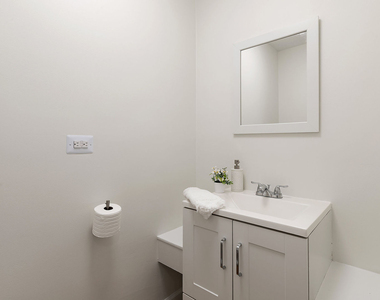915 Hamlin Street - Photo Thumbnail 7