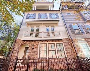 984 Memorial Walk Se - Photo Thumbnail 1