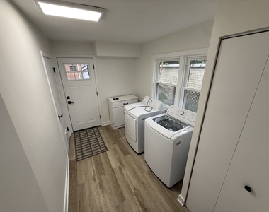 321 N Fairview Avenue - Photo Thumbnail 5