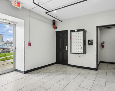 307 W 6th Street - Photo Thumbnail 14