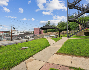 307 W 6th Street - Photo Thumbnail 16