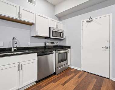 307 W 6th Street - Photo Thumbnail 3