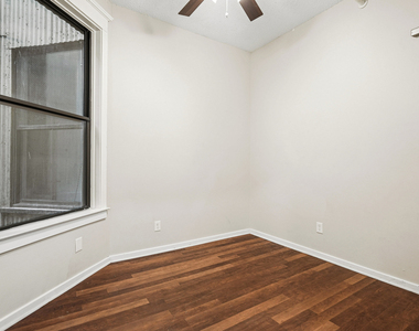 307 W 6th Street - Photo Thumbnail 9