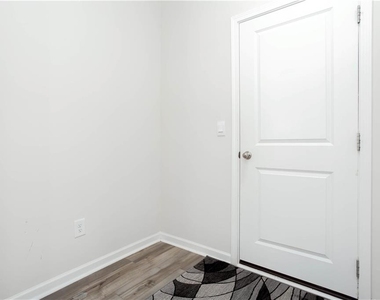 607 Runnel Drive - Photo Thumbnail 8
