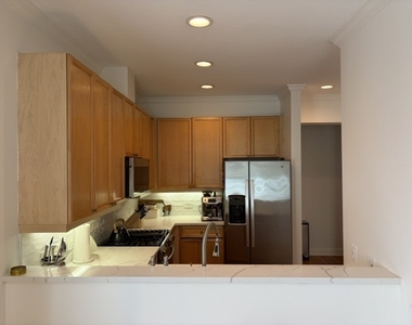 1518 N Sedgwick Street - Photo Thumbnail 7