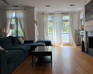 1518 N Sedgwick Street - Photo Thumbnail 1