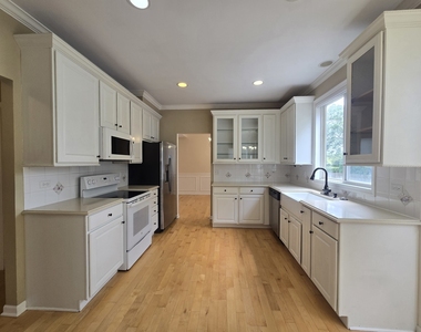 217 Lexington Court - Photo Thumbnail 6