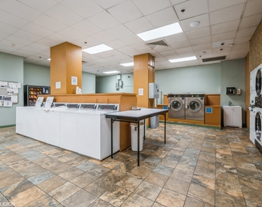 211 E Ohio Street - Photo Thumbnail 12