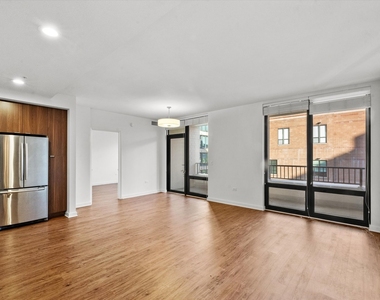 707 N Wells Street - Photo Thumbnail 2