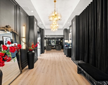 707 N Wells Street - Photo Thumbnail 1
