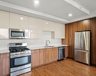 707 N Wells Street - Photo Thumbnail 3