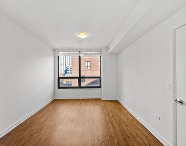 707 N Wells Street - Photo Thumbnail 8