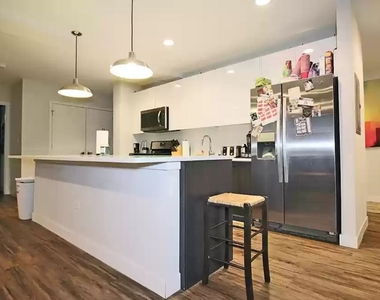 1045 W Cornelia Avenue - Photo Thumbnail 3