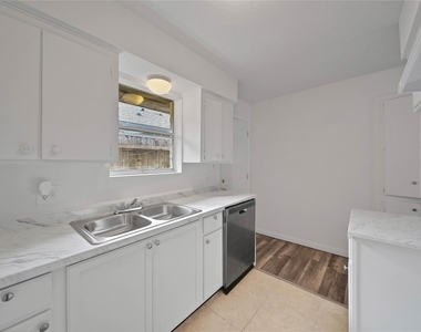10006 Neuens Road - Photo Thumbnail 3