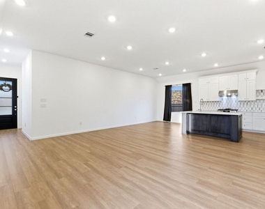 3057 Pensacola Drive - Photo Thumbnail 3