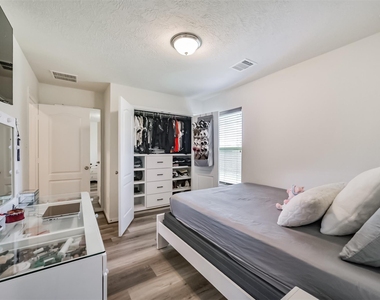 25546 Kensington Lake Drive - Photo Thumbnail 11