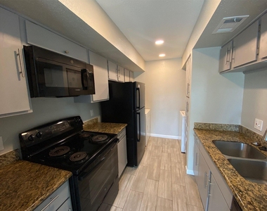 6633 W Airport Boulevard - Photo Thumbnail 17