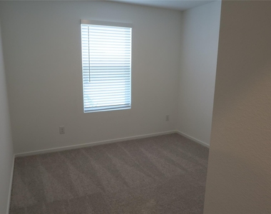 921 Woodhaven Lakes Drive - Photo Thumbnail 12