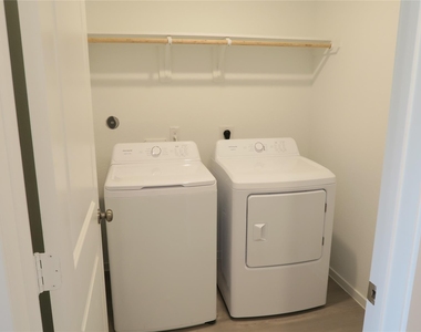 921 Woodhaven Lakes Drive - Photo Thumbnail 16