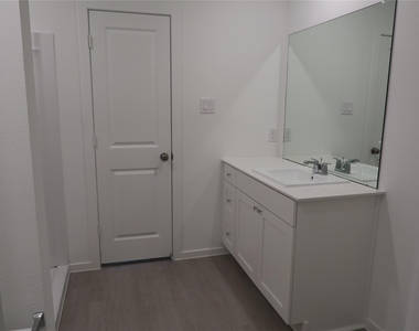 921 Woodhaven Lakes Drive - Photo Thumbnail 7