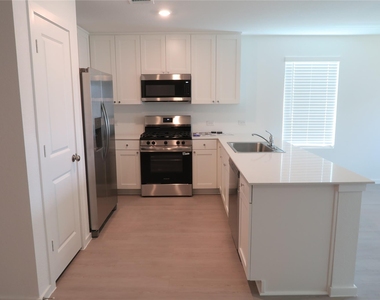 921 Woodhaven Lakes Drive - Photo Thumbnail 3