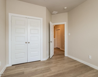 18342 W Centro Circle - Photo Thumbnail 14