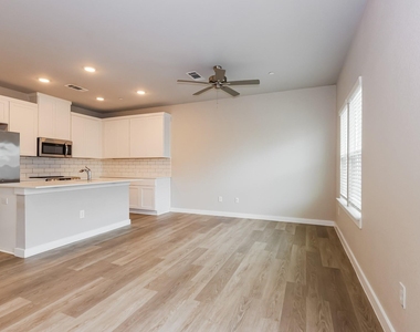 18342 W Centro Circle - Photo Thumbnail 4
