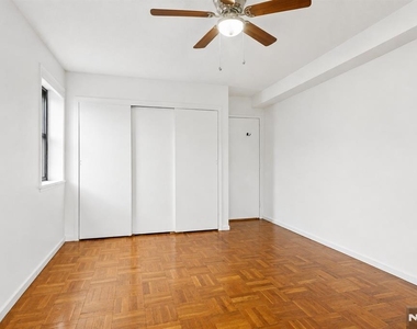 208 Anderson - Photo Thumbnail 9