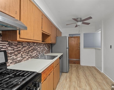208 Anderson - Photo Thumbnail 7