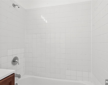208 Anderson - Photo Thumbnail 10